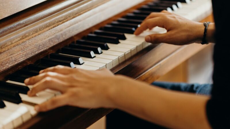 ピアノを弾く手