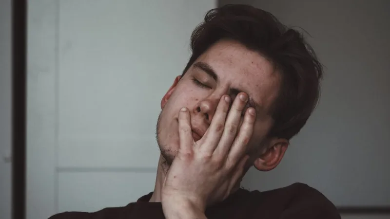 眠そうな表情