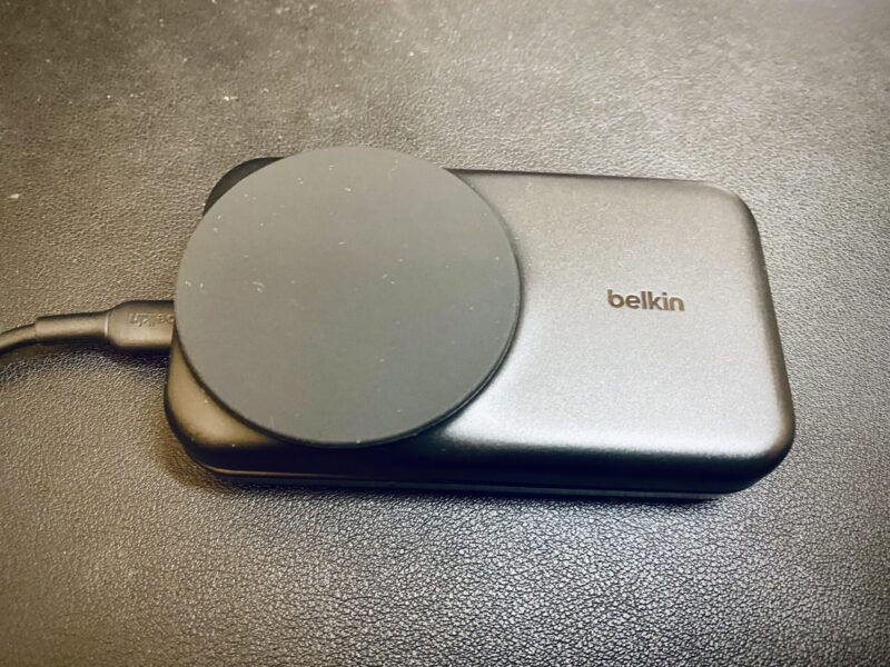Belkin BoostCharge Pro スタンド全体畳んだ状態 正面