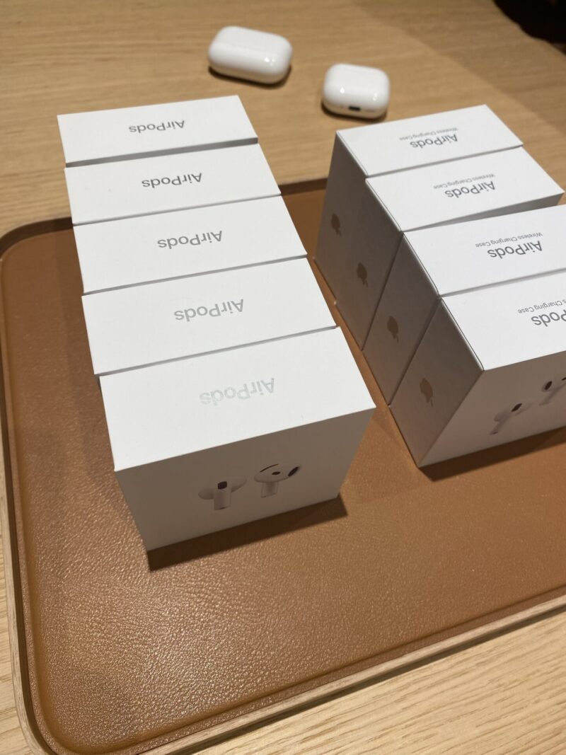 Apple Store店頭に並ぶAirPodsのパッケージ2種類