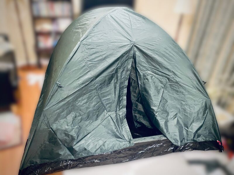 リビングに設営した2〜3人用ドーム型テント
