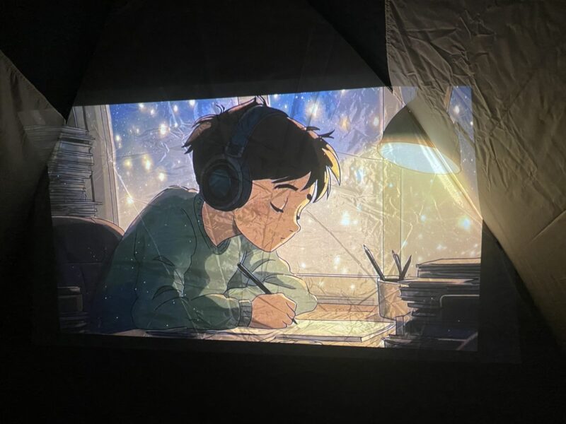 テント天井に投影された自作映像作品「Lofi Boy」