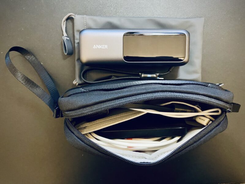 tomtocガジェットポーチ Sサイズに大型Ankerモバイルバッテリーを入れた状態