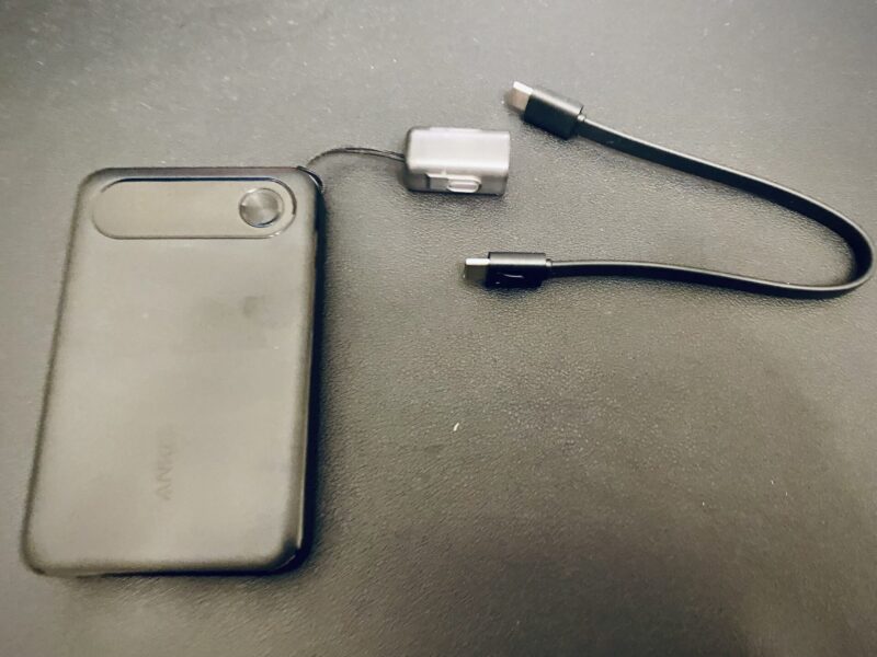 Anker Power Bank 10000mAh 22.5W の同梱物。本体・USB-Cケーブル・Lightning変換アダプター