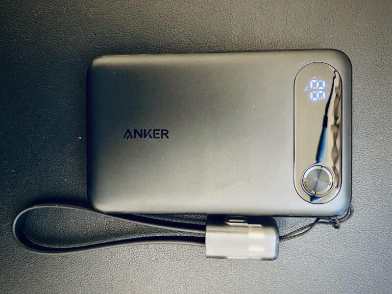 Anker Power Bank 10000mAh のデジタル残量ディスプレイ。数字で残量をパーセント表示