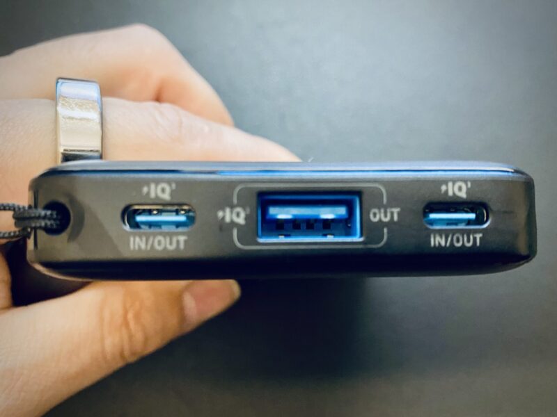 Anker Power Bank 10000mAh のポート部分。左右にUSB-C(IN/OUT)×2、中央にUSB-A(OUT)×1の計3ポート構成