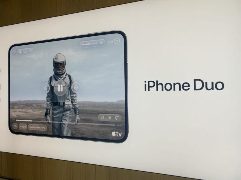 Apple Store の壁面に掲示された iPhone Duo の看板(2026年9月19日撮影)