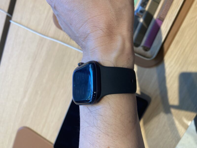 Apple Watch Series 12を装着して横から見たところ。前面ガラスの曲面