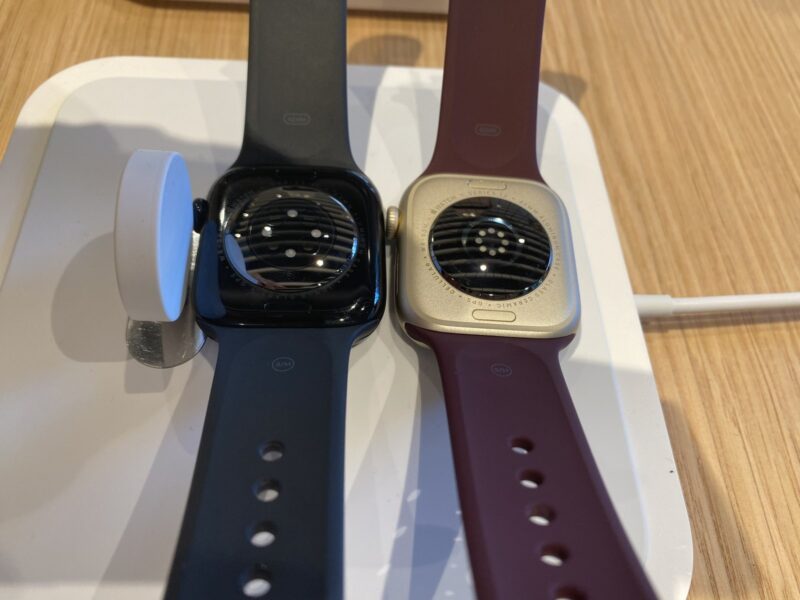 Apple Watch Series 12とSeries 11の裏面を並べて比較。刻印はGLASS CERAMICとION-X GLASS
