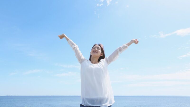 万歳する女性