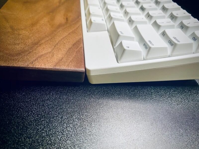 ゴム足Highを装着したバード電子WP-HHK2WNとHHKBを並べた状態