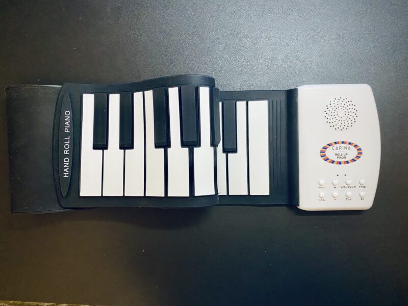 出張先で使用しているCarinaロールアップピアノ49鍵盤(USB充電式・スピーカー内蔵)