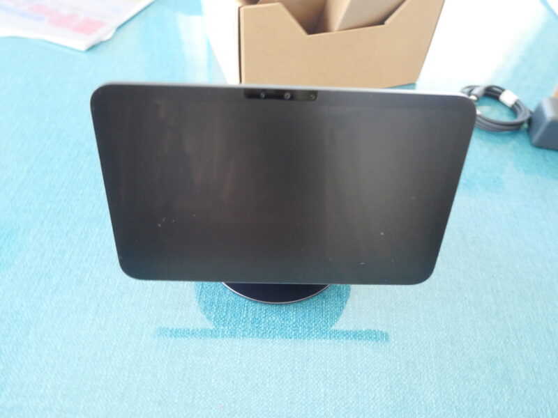 Echo Show 8をAmazon純正角度調整スタンドに設置した正面写真