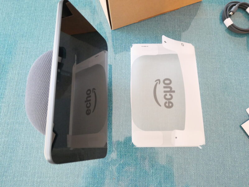 Echo Show 8とDigio²高精細保護フィルムの並べた比較写真