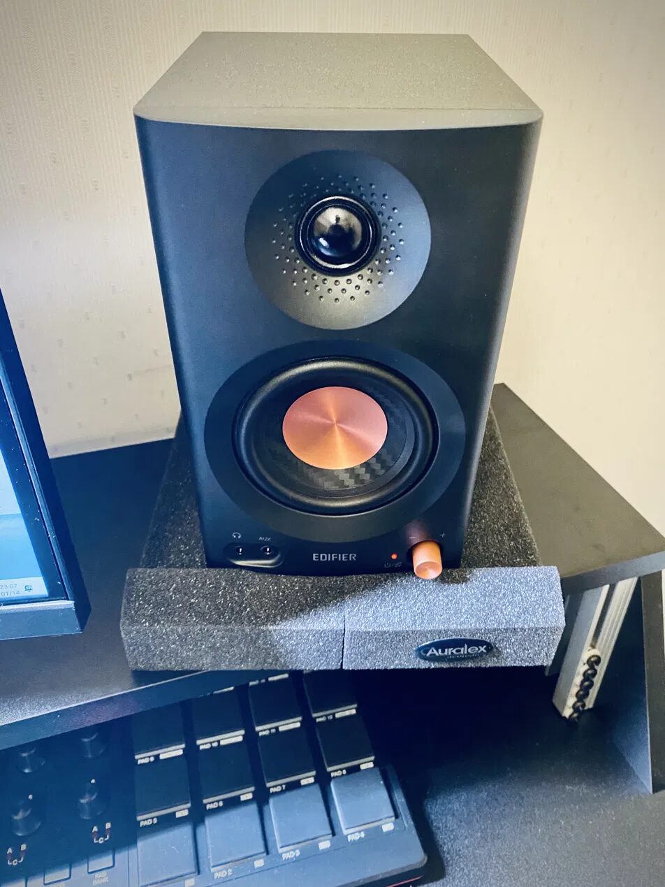 Auralex MoPADインシュレーターの上に設置したEdifier MR3