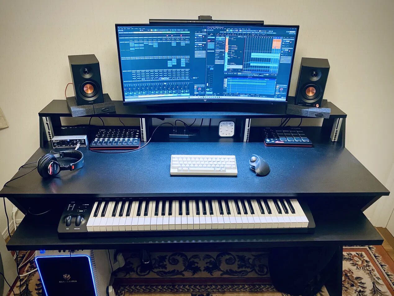 Edifier MR3をDTMデスクに設置した作業環境(Cubase Pro 15・UR22 mk2)