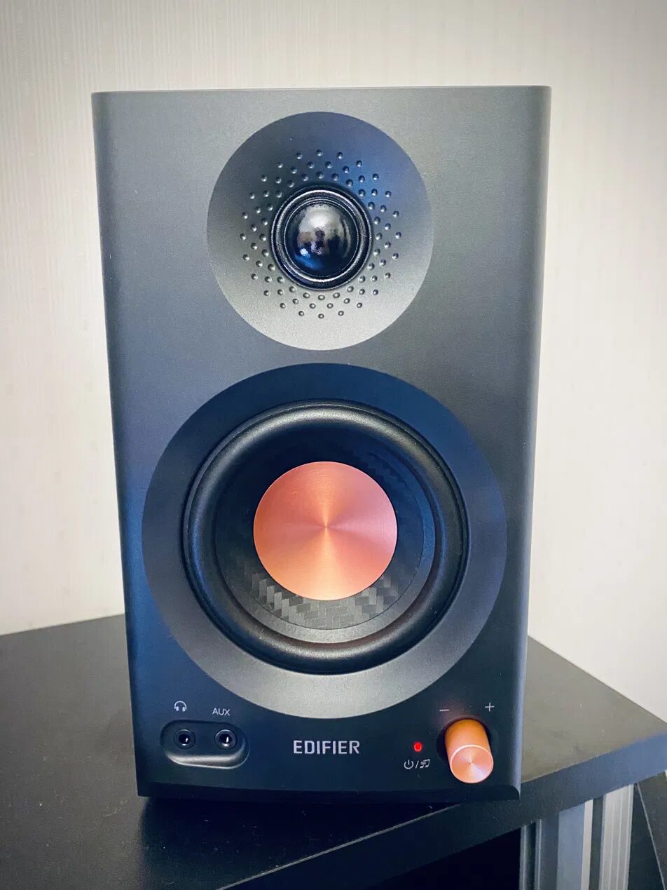Edifier MR3の正面(1インチシルクドームツイーターと3.5インチウーファー)