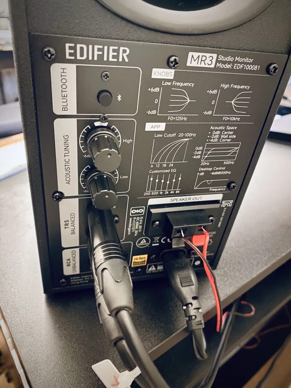 Edifier MR3の背面TRSバランス入力にケーブルを接続した状態