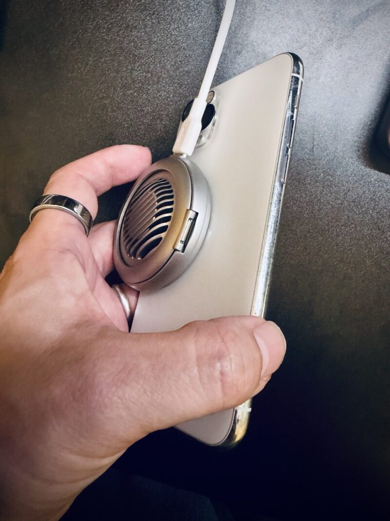 磁石のないiPhone 11 ProにESR Cyclone 25Wを当てると固定されない様子