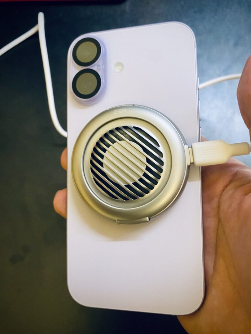 ESR Cyclone 25WがiPhone 17の背面に磁石で付いている様子