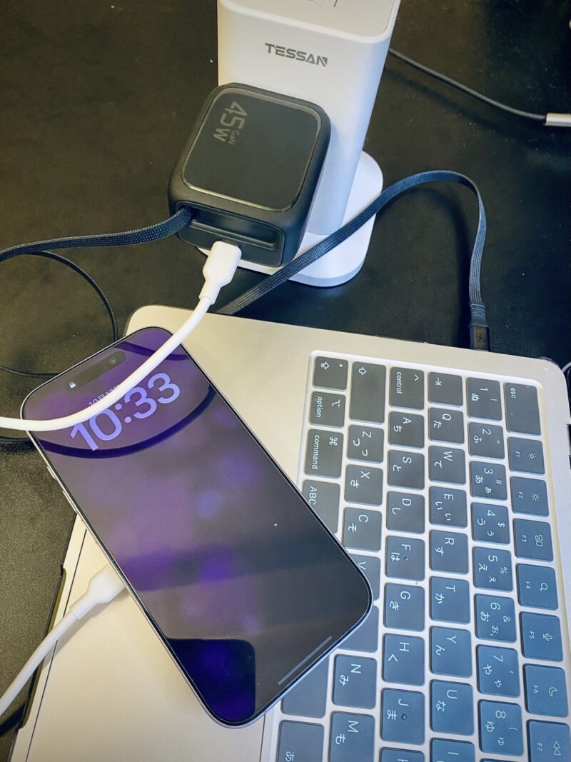 ESR Xtend 45W 1台でMacBook Air M4とiPhone 17を同時に充電している様子