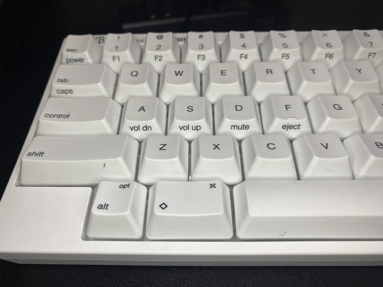 清掃前のHHKB左手前。キー隙間に入り込んだホコリと髪の毛