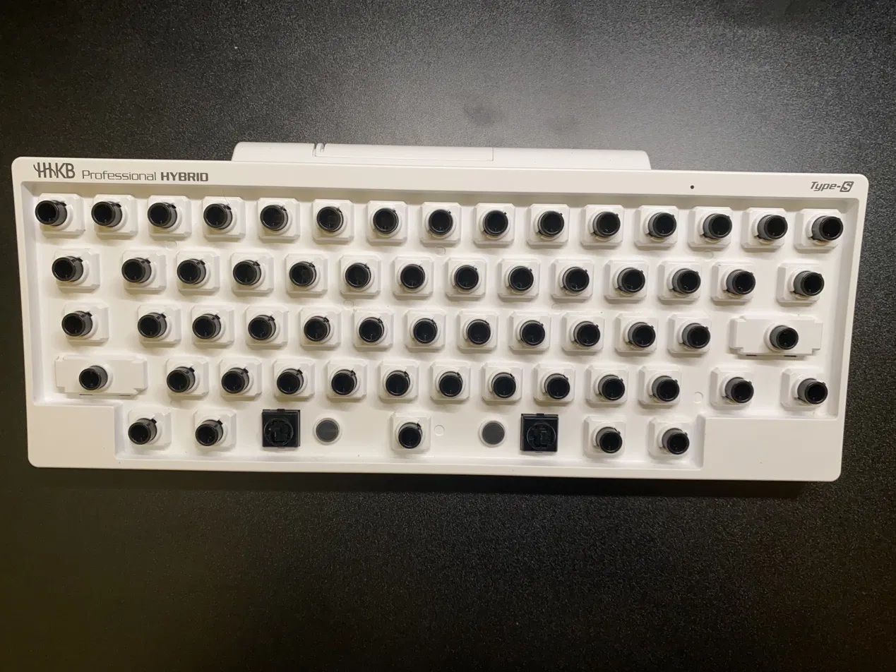 清掃後のHHKB筐体。ホコリと髪の毛が除去された状態