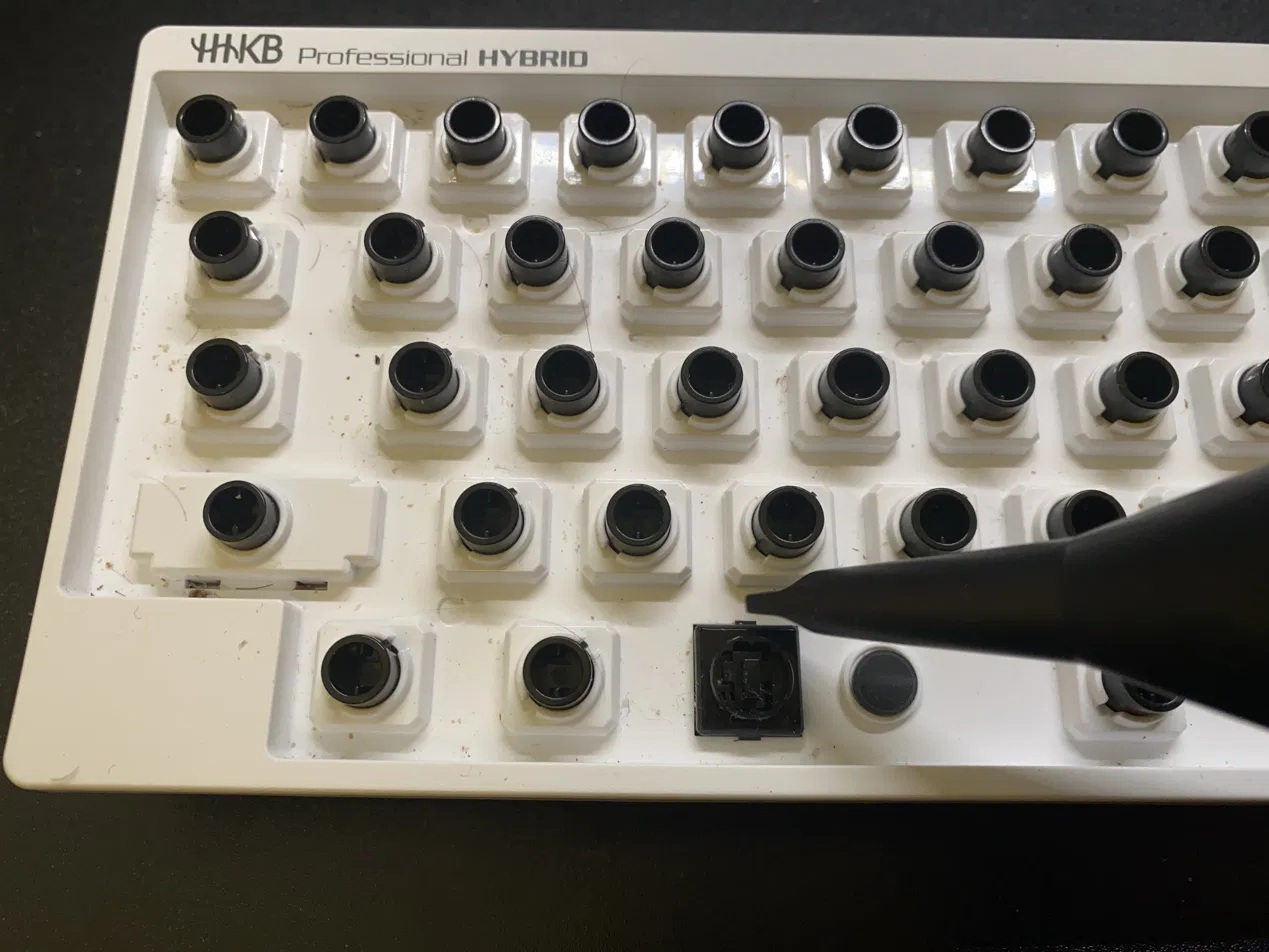 キートップを外した状態のHHKB筐体にブロワーで風を当てる