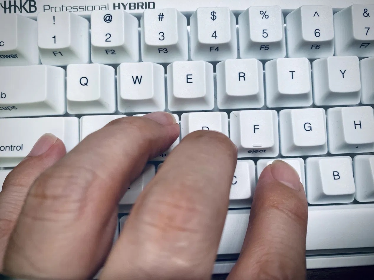 HHKB Professional HYBRIDで小指をcontrol、人差し指をVに置いた左手の定位置