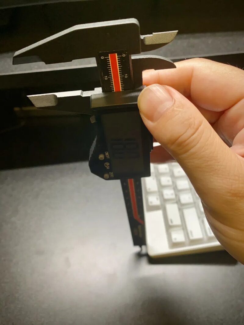 デジタルノギスでHHKB Professional HYBRID Type-Sの筐体手前部の高さを実測している様子