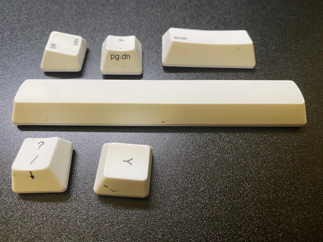 側面に鉛筆とボールペンの跡が残ったHHKBのキートップ6個