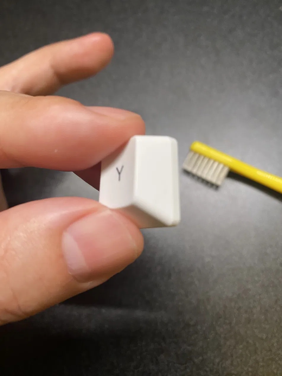 歯ブラシで側面のペン跡を除去したHHKBのキートップ