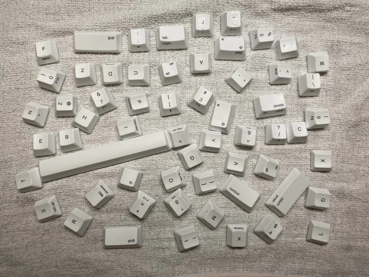 タオルの上に印字面を上にして並べたHHKBのキートップ60個
