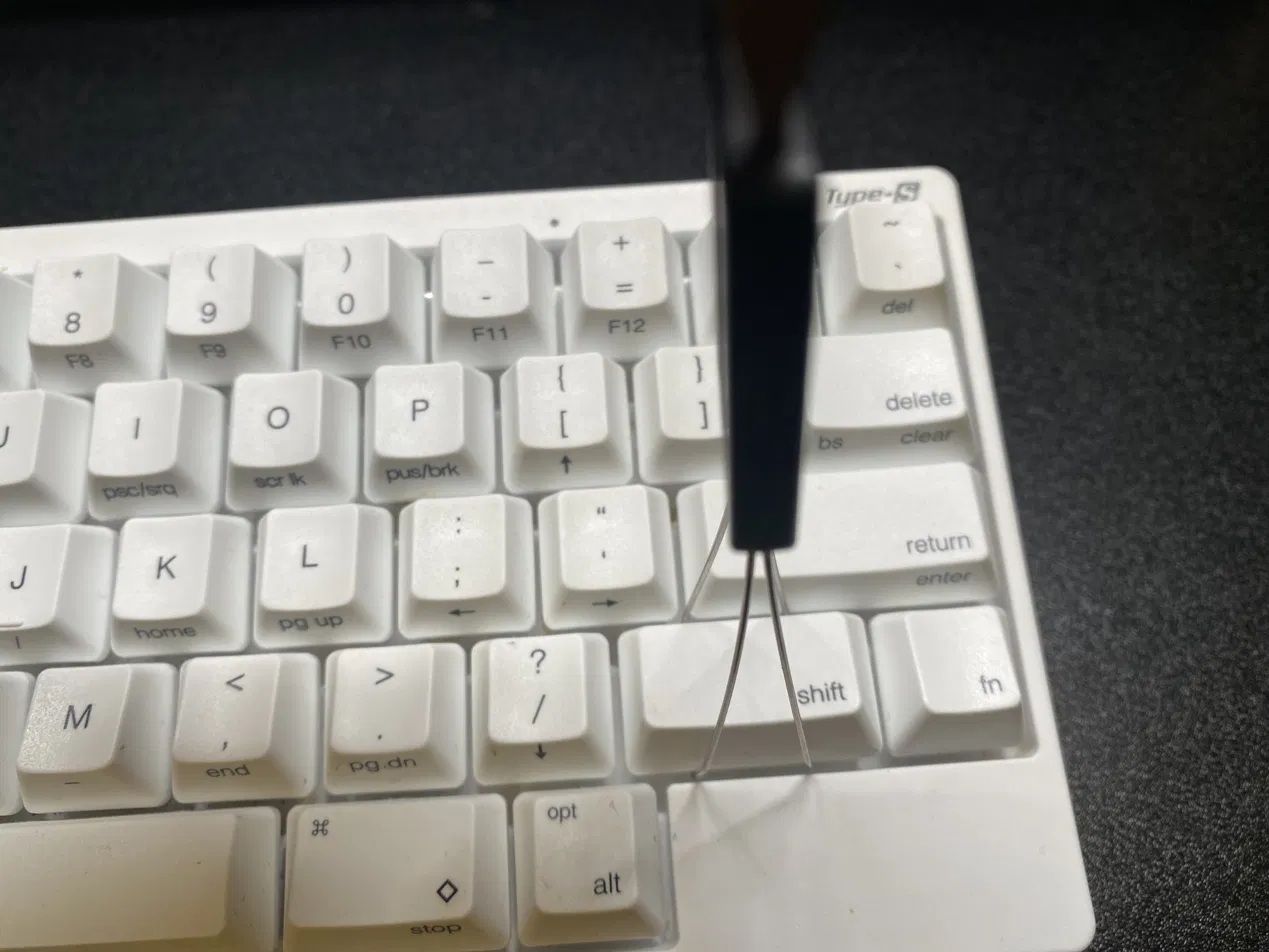 キートップの角にワイヤー式引き抜き工具を掛けた状態