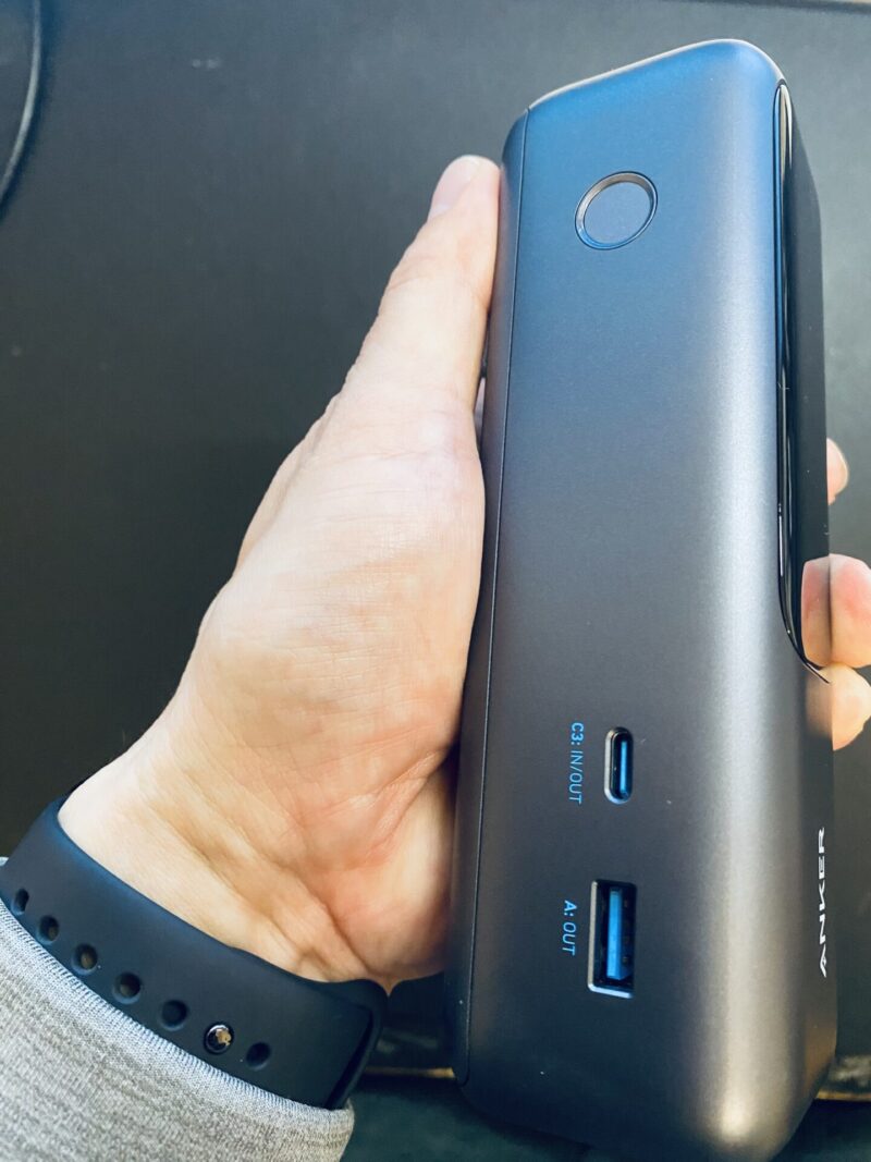 Anker battery を持った