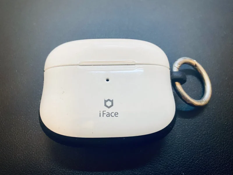 筆者がAirPods Pro(第1世代)で2年間使用していた iFace First Class ケース。ホワイトのハードシェル背面とブラックのTPUバンパー、付属の金属カラビナリングが見える