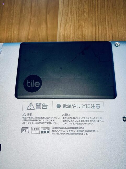 Tile Slim をノートPC裏に貼ったもの
