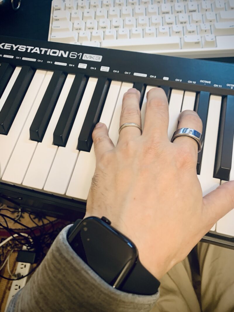 Apple Watch Series 11ジェットブラックを装着してDTM作業中。
KEYSTATION 61 MK3で演奏しながら使用