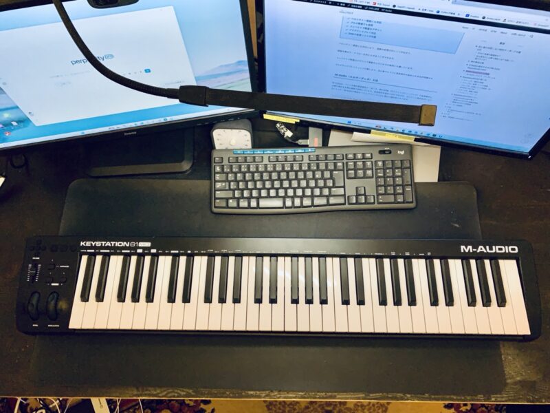 USBキーボードを置いたデスク