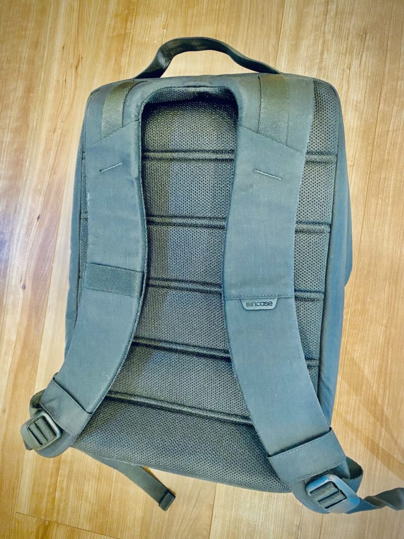 Incase City Compact Backpack 背面 エアメッシュパッド ショルダーストラップ