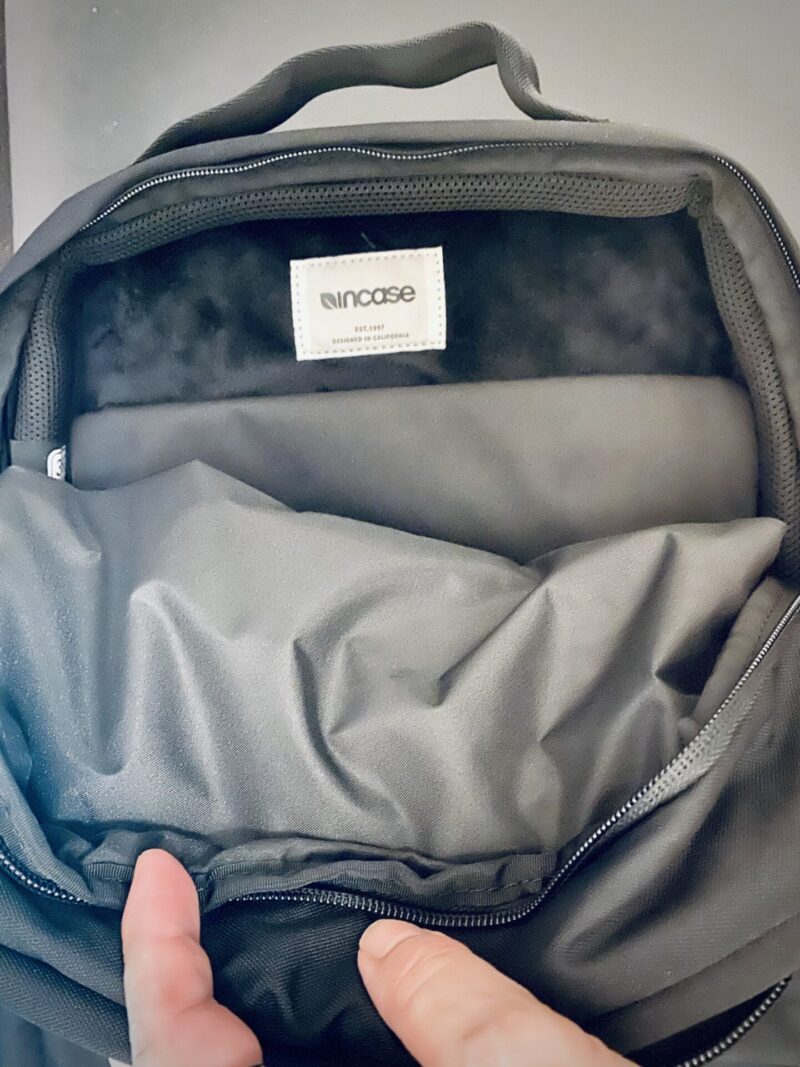 Incase 15インチMacBook対応 360°パッド入りラップトップスリーブ カリフォルニアデザイン