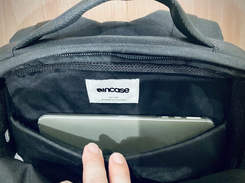 Incase City Compact Backpack MacBook Air M4 13インチ 単体収納時 フェイクファー起毛素材
