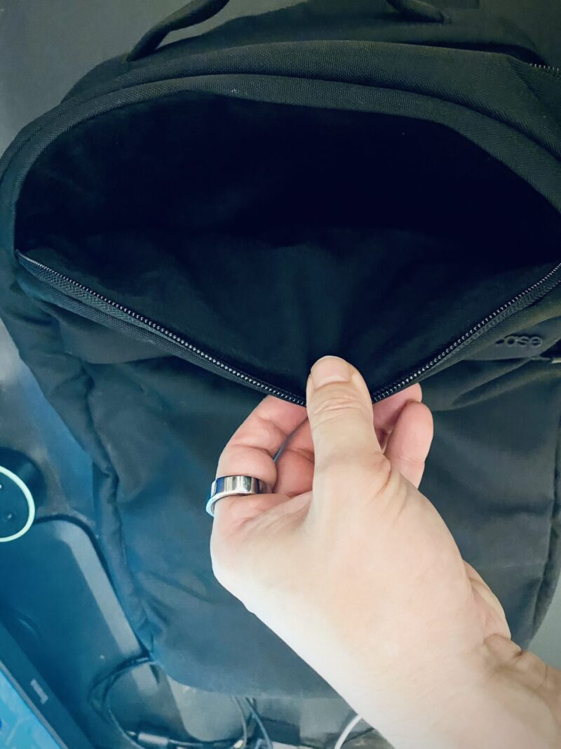 Incase City Compact Backpack 上部クイックアクセスポケット フェイクファー起毛素材