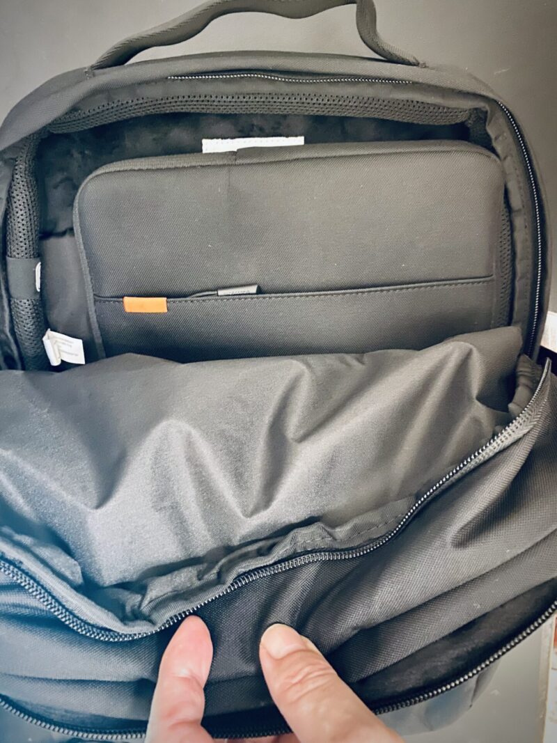 Incase City Compact Backpack 内部仕切り tomtocスリーブ収納時