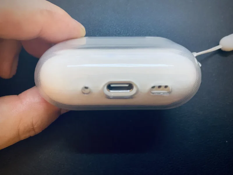 AirPods Pro 3用InesoreクリアTPUケースの底面。
左からセットアップボタン用の小穴、USB-Cポート開口部、
スピーカーグリル開口部が並ぶ