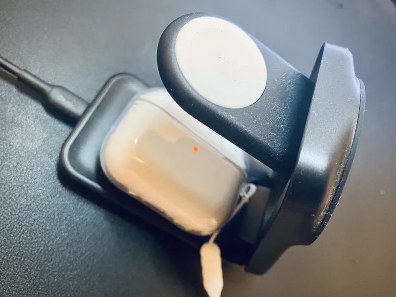 AirPods Pro 3をInesoreクリアTPUケースに装着したままQiワイヤレス充電している様子。ケース正面からLEDインジケーター(オレンジ)が透けて見えている