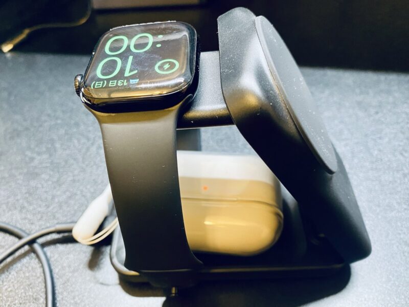 Qi2対応3-in-1充電器の使用中。Apple WatchとAirPodsを充電しMagSafeパッドは空