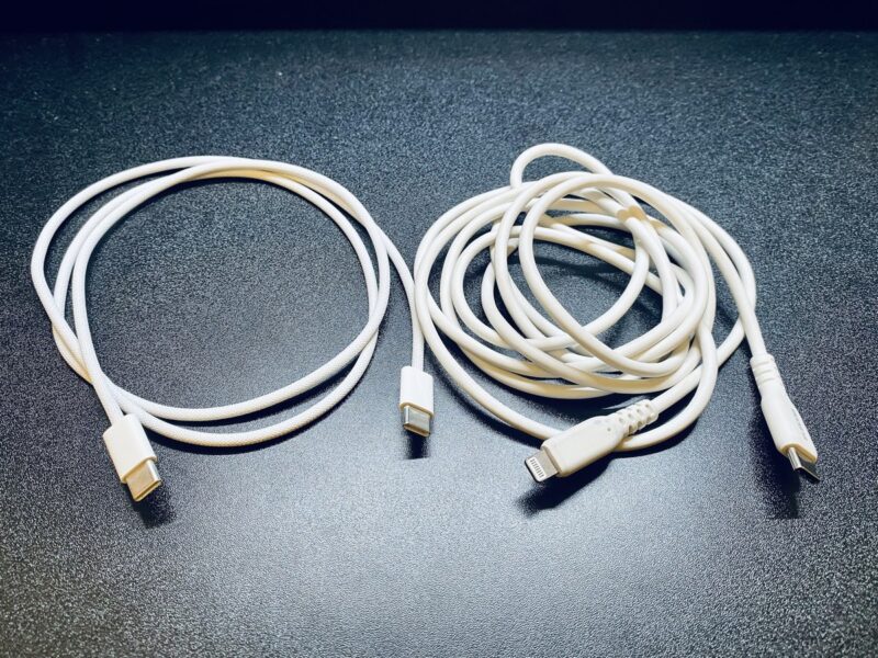 USB-CケーブルとLightningケーブルを並べた写真。端子の形状が異なる