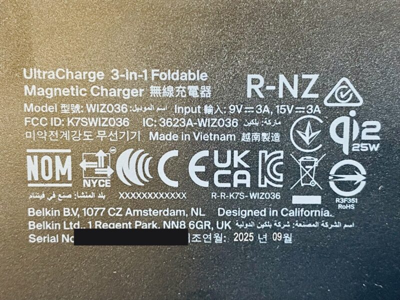 ワイヤレス充電器の底面刻印。入力9V3A・15V3Aと出力Qi2 25Wが並ぶ