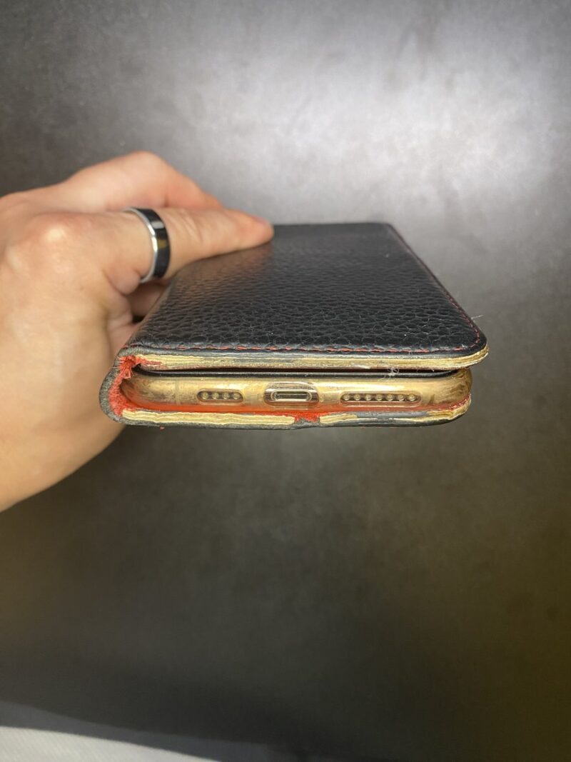 充電ポート周辺の縁が波打って変形した手帳型ケース